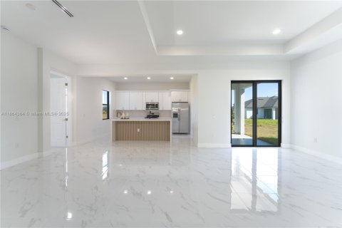 Villa ou maison à vendre à Cape Coral, Floride: 4 chambres, 171.13 m2 № 1892528 - photo 10