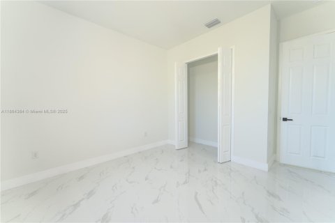 Villa ou maison à vendre à Cape Coral, Floride: 4 chambres, 171.13 m2 № 1892528 - photo 12