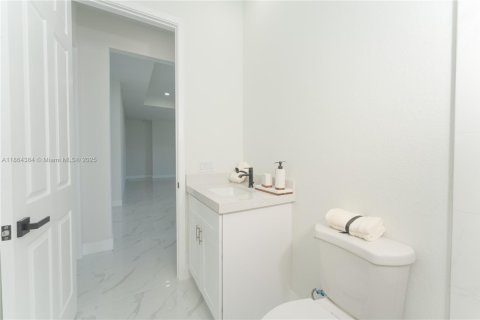 Villa ou maison à vendre à Cape Coral, Floride: 4 chambres, 171.13 m2 № 1892528 - photo 24