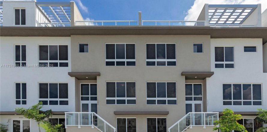 Таунхаус в LANDMARK в Дорал, Флорида 4 спальни, 246.66м2 № 1977885