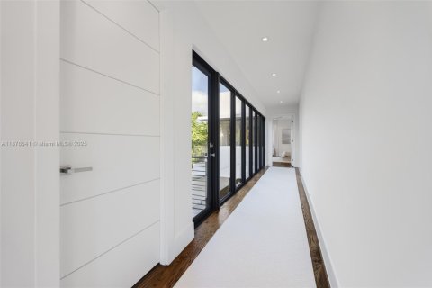 Villa ou maison à vendre à Miami, Floride: 5 chambres, 394 m2 № 1925163 - photo 18