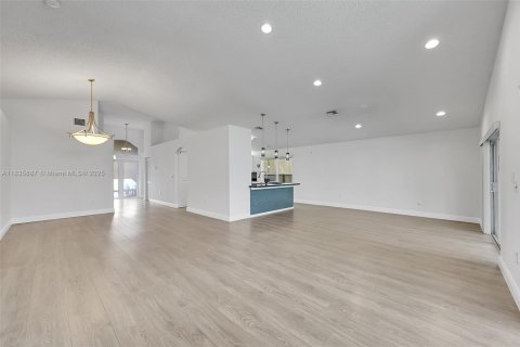 House in Coral Springs, Florida 3 bedrooms, 171.13 sq.m. № 1818694 - photo 6