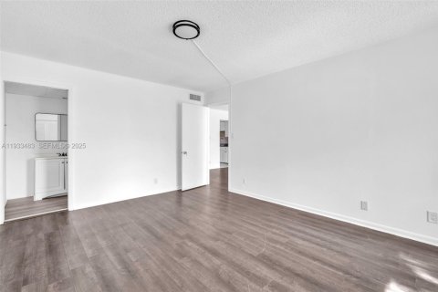 Condo in Lauderdale Lakes, Florida, 2 bedrooms  № 1992029 - photo 17