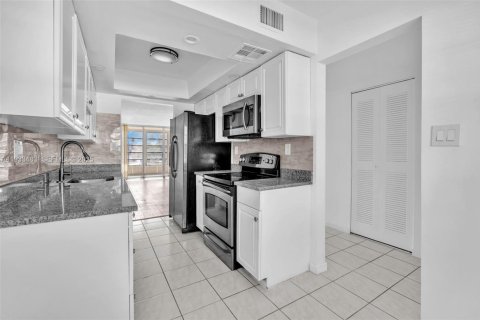 Condo in Lauderdale Lakes, Florida, 2 bedrooms  № 1992029 - photo 2