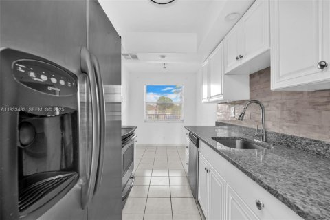 Condo in Lauderdale Lakes, Florida, 2 bedrooms  № 1992029 - photo 24