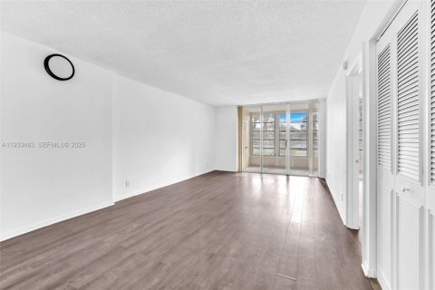 Condo in Lauderdale Lakes, Florida, 2 bedrooms  № 1992029 - photo 6