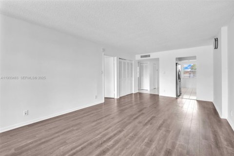 Condo in Lauderdale Lakes, Florida, 2 bedrooms  № 1992029 - photo 13