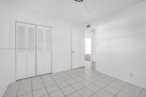 Condo in Lauderdale Lakes, Florida, 2 bedrooms  № 1992029 - photo 5