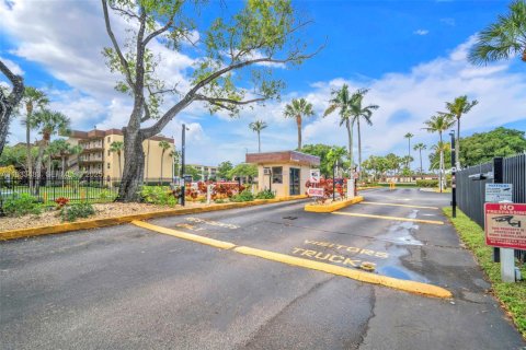 Condo in Lauderdale Lakes, Florida, 2 bedrooms  № 1992029 - photo 21