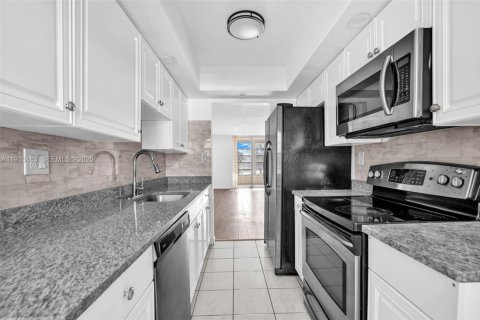 Condo in Lauderdale Lakes, Florida, 2 bedrooms  № 1992029 - photo 1
