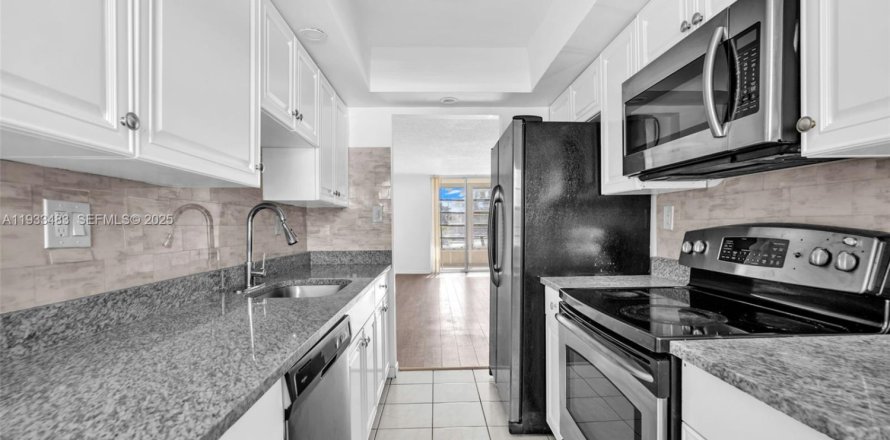 Condo in Lauderdale Lakes, Florida, 2 bedrooms  № 1992029