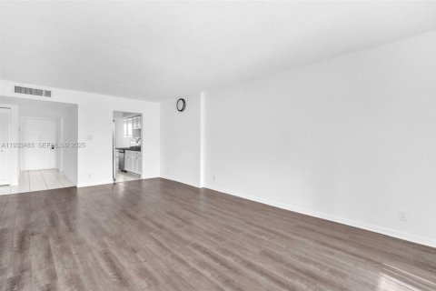 Condo in Lauderdale Lakes, Florida, 2 bedrooms  № 1992029 - photo 14