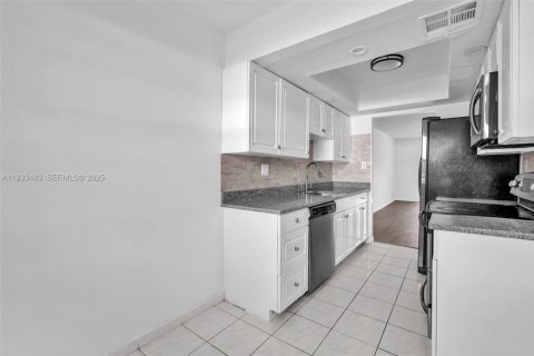 Condo in Lauderdale Lakes, Florida, 2 bedrooms  № 1992029 - photo 23