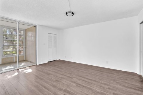 Condo in Lauderdale Lakes, Florida, 2 bedrooms  № 1992029 - photo 15