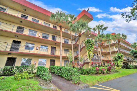 Condo in Lauderdale Lakes, Florida, 2 bedrooms  № 1992029 - photo 10