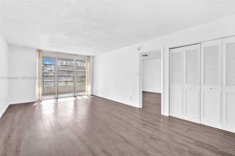 Condo in Lauderdale Lakes, Florida, 2 bedrooms  № 1992029 - photo 3