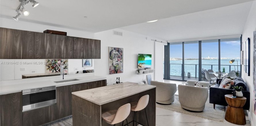 Кондоминиум с 3 спальнями в Майами, Флорида № 1971996