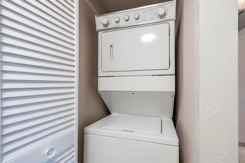 Condo in Hollywood, Florida, 2 bedrooms № 2243569 - photo 17