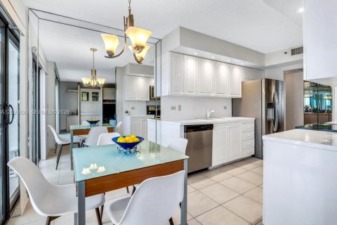 Condo in Hollywood, Florida, 2 bedrooms № 2243569 - photo 15
