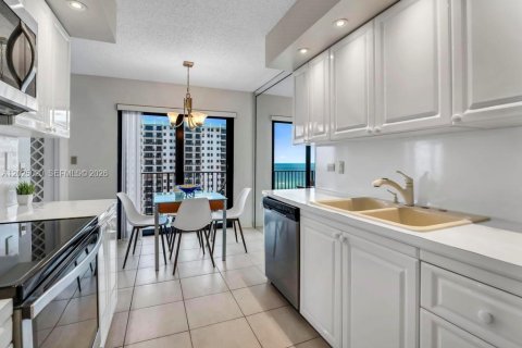 Condo in Hollywood, Florida, 2 bedrooms № 2243569 - photo 12