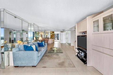 Condo in Hollywood, Florida, 2 bedrooms № 2243569 - photo 11