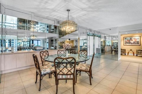 Condo in Hollywood, Florida, 2 bedrooms № 2243569 - photo 16
