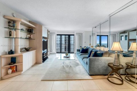 Condo in Hollywood, Florida, 2 bedrooms № 2243569 - photo 8