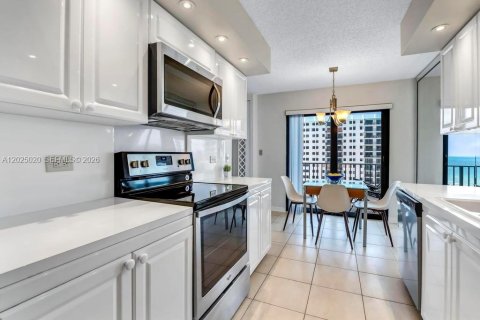 Condo in Hollywood, Florida, 2 bedrooms № 2243569 - photo 13