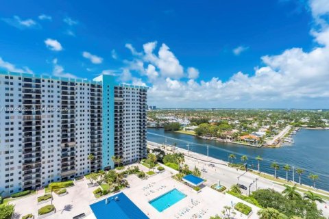 Condo in Hollywood, Florida, 2 bedrooms № 2243569 - photo 4