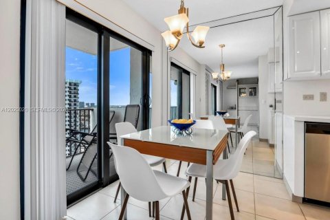 Condo in Hollywood, Florida, 2 bedrooms № 2243569 - photo 14