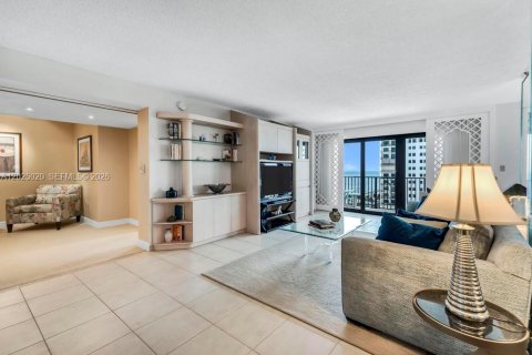 Condo in Hollywood, Florida, 2 bedrooms № 2243569 - photo 2