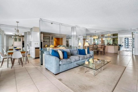 Condo in Hollywood, Florida, 2 bedrooms № 2243569 - photo 9