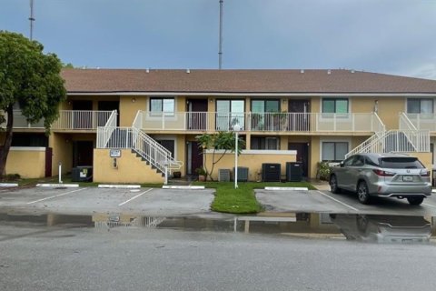 Снять в аренду квартиру в Майами-Гарденс, Флорида 2 спальни, № 1882659 - фото 1