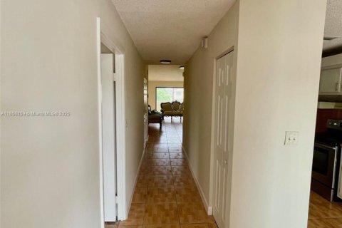 Снять в аренду квартиру в Майами-Гарденс, Флорида 2 спальни, № 1882659 - фото 4