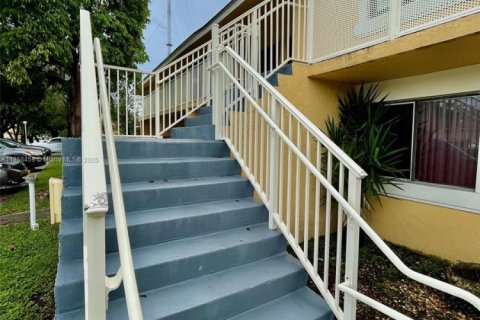 Снять в аренду квартиру в Майами-Гарденс, Флорида 2 спальни, № 1882659 - фото 3