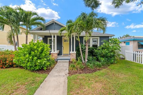 House in Saint Petersburg, Florida 4 bedrooms, 280.38 sq.m. № 2199877