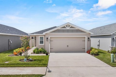 House in Winter Haven, Florida 3 bedrooms, 144.28 sq.m. № 1833275 - photo 1
