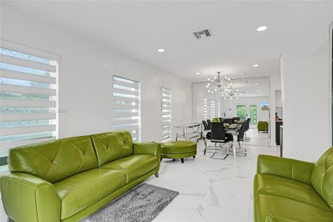House in Miami, Florida 3 bedrooms, 114.55 sq.m. № 1955196 - photo 4
