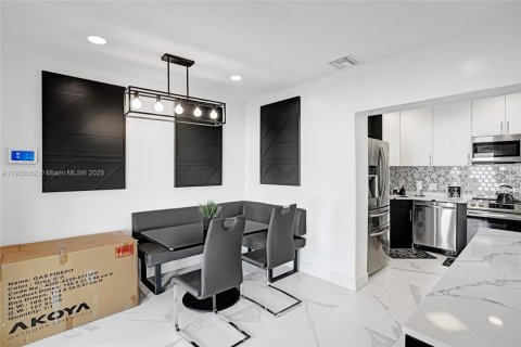 House in Miami, Florida 3 bedrooms, 114.55 sq.m. № 1955196 - photo 30