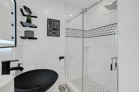 House in Miami, Florida 3 bedrooms, 114.55 sq.m. № 1955196 - photo 12