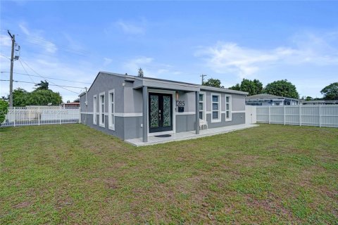 House in Miami, Florida 3 bedrooms, 114.55 sq.m. № 1955196 - photo 1