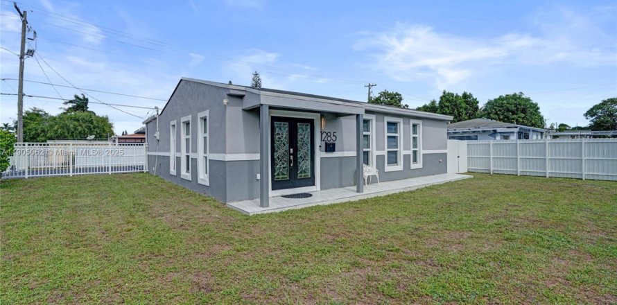 House in Miami, Florida 3 bedrooms, 114.55 sq.m. № 1955196