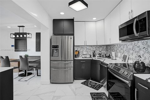 House in Miami, Florida 3 bedrooms, 114.55 sq.m. № 1955196 - photo 26