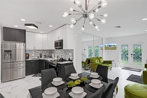 House in Miami, Florida 3 bedrooms, 114.55 sq.m. № 1955196 - photo 24