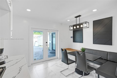 House in Miami, Florida 3 bedrooms, 114.55 sq.m. № 1955196 - photo 28