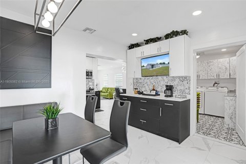 House in Miami, Florida 3 bedrooms, 114.55 sq.m. № 1955196 - photo 29