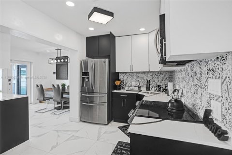 House in Miami, Florida 3 bedrooms, 114.55 sq.m. № 1955196 - photo 25