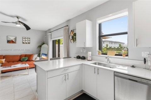 Touwnhouse à vendre à Miami Gardens, Floride: 3 chambres, 148.18 m2 № 2170946 - photo 25