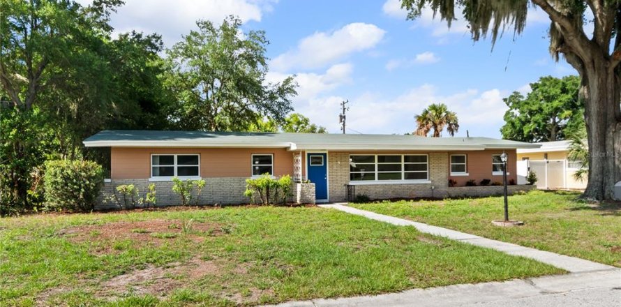 House in Winter Haven, Florida 3 bedrooms, 175.77 sq.m. № 2237247