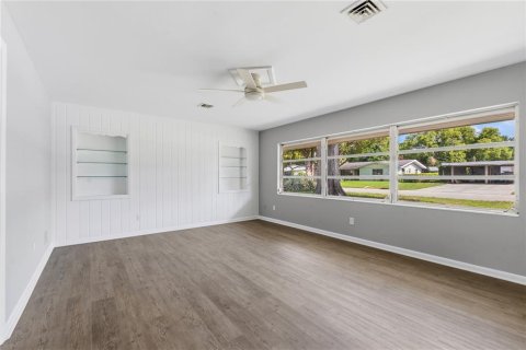 House in Winter Haven, Florida 3 bedrooms, 175.77 sq.m. № 2237247 - photo 4